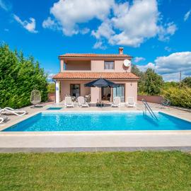 VILLA Moki mit privatem beheizbarem Pool - by Istrabook, hotel em Pula