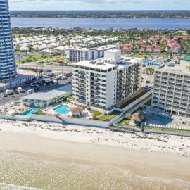 Relax and Chill Beachside Condo, hotel a Daytona Beach