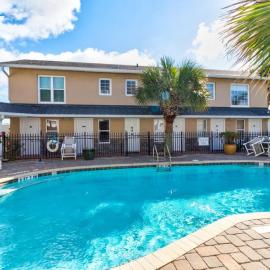 Lovely 2 bedroom condo in the heart of Flagler