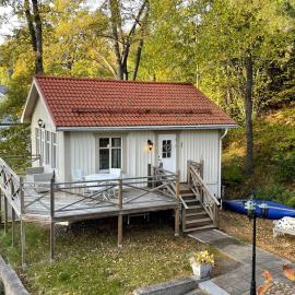 Cozy cabin, neighbour to lake & national park, hotell i Tyresö
