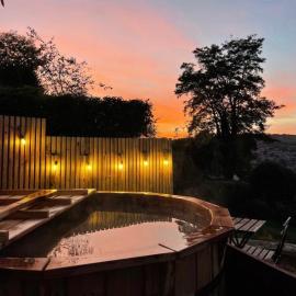 Secluded lodge with spectacular views and hot tub!, hotel en Bath