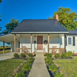 Lovely Pembroke Retreat w/ Beautiful Patio!, hotel v destinaci Oak Grove