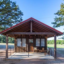 The Bobwhite Cabin 15MIN to Magnolia Baylor, hotel a Elm Mott
