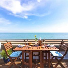 The luxury Beach property - Oceanbreeze, hotel sa Sandgate