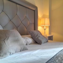 Apartamento espacioso con seis piscinas muy tranquilo y jardines cercano a la playa, hotel a Estepona