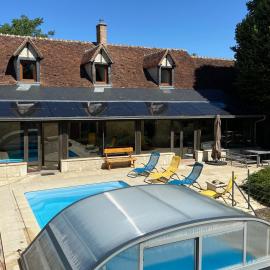 La Charmeraie : gîte de charme, piscine et spa, hotell i Thésée