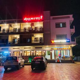 Hotel Meghmalhar Lodging, hotel din Jejūri
