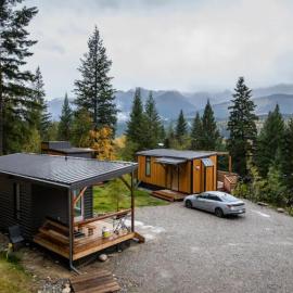 Golden Tiny Homes، فندق في غولدن