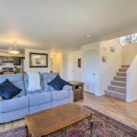 Pet-Friendly Poulsbo Abode w/ Mountain Views!, hotel i Poulsbo