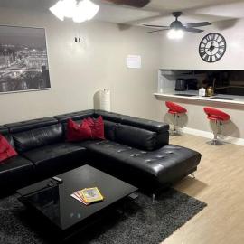 Modern 2 Bedroom Townhome Minutes from the Beach!!, hotel in Fort Walton Beach