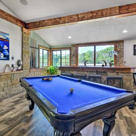 Spacious Glen Rose Home on Paluxy Riverfront, hotel a Glen Rose
