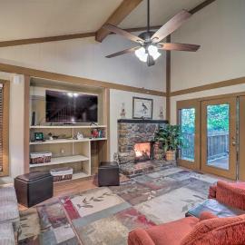 Ski Resort Cabin w/ Deck in Beech Mountain!, hotel a Beech Mountain