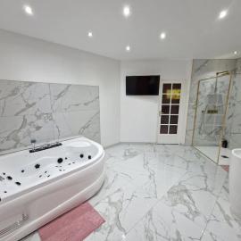 Maison Chic avec jacuzzi Nogent sur Oise YaoSpa60，Nogent-sur-Oise的飯店