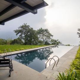 SaffronStays Solasta - 2BR luxury villa with black marble infinity pool, lotus pond & dam views in Mulshi, hotel a Mulshi