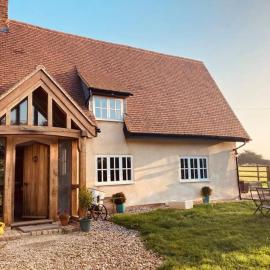 2 Beds & living in our idyllic country Cottage, hotel in Bedford