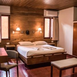 Hotel Cuatro Pinos，奧韋拉的飯店