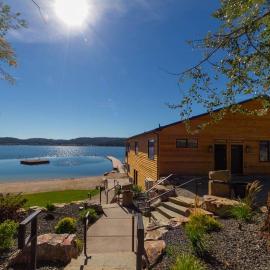 Gorgeous Triplex Unit With Spectacular Lake Views!, hotel em Valley