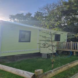 Glamping Hut - Sleeps 2 hot tub & parking, hotel a Garthbeibio
