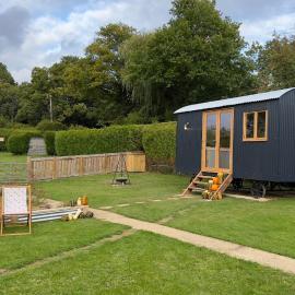 Shepherds Hut at Cedar Gables, khách sạn ở Lamberhurst
