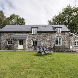Stunning Barn Conversion with HOT TUB and ALPACAS - Ty Cerrig Barn, hotel in Corwen