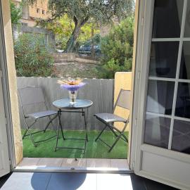 L'appart Isa&Marc T2 avec rez-de-jardin (bus aéroport) tout équipé pour 4 personnes;, hotel in Bormes-les-Mimosas