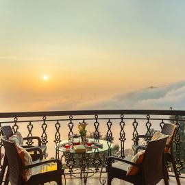 StayVista at Stonehill Manor Luxury Mountain House with Deck at Dharamshala, hotel in Dharamshala