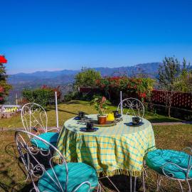 StayVista's Misty Mountains Cottage - 2BHK with Mountain View & Pool Table