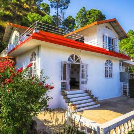 StayVista's Misty Mountains Cottage - 2BHK with Mountain View & Pool Table