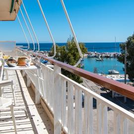 Lavish & Spacious APT with Stunning Seaview, 10 Min ATH Airport, hotell i Artemida