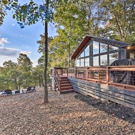 'Foxtail' Cabin Retreat: Steps to Beaver Lake!, Hotel in Rogers