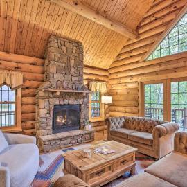 Splendid Family Cabin w/ Hot Tub & Grill!