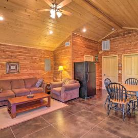 Heber Springs Cabin w/ Deck + River Views!, hotel in Heber Springs