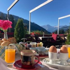 Hotel Alpenrose mit Gourmet-Restaurant Azalée, Hotel in Gstaad