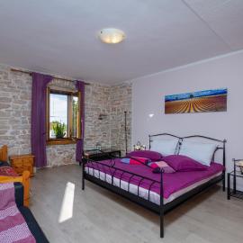 Holiday stone house, hotel a Bale