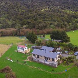 Tram Track Cosy Cabin Reserve، فندق في Papatowai