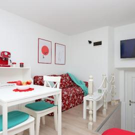 Sha La La - Charming, unique studio in a historic building next to a castle, WIFI, smart TV, washer-dryer