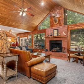 Luxury Rock Creek Cabin w Deck by Lake Hamilton, hotel v destinácii Hot Springs