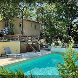 Le Dourmidou - Gite clôturé avec piscine chauffée, au pied du Luberon، فندق في اوبيديه