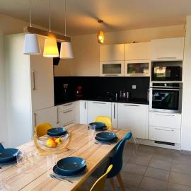 Agréable maison moderne, entre campagne et mer !，Dozulé的飯店