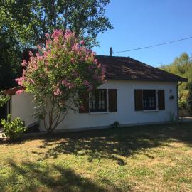 Les Bruyeres Gite, hotel v destinaci Montbron