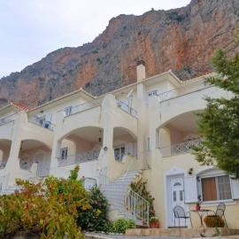 West Red Rock and View Leonidio maisonette studio, hotell sihtkohas Leonidion