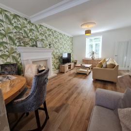 Beautiful 4 bedroom house near town centre. With Bike Store Perfect for Bike Park Wales
