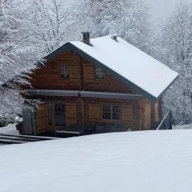 CHALET 6 PERSONNES SUR PISTE، فندق في Boutx