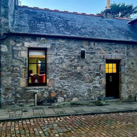 Historic Cottage in the Heart of Old Aberdeen., hotel in Aberdeen