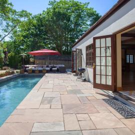 La Villa Olli -Natural pool & Jacuzzi, hotel u Bristolu