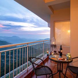 Hostie AJ's Retreat - Sunset Balcony 3BR home with Panoramic Valley Views, hotel en Shimla