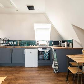 Top Floor Flat on Harbour Street with sea views, hotell i Whitstable