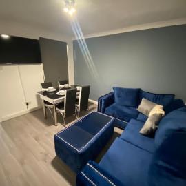 MBA COSY 4 bedroom house, hotel in Leavesden Green