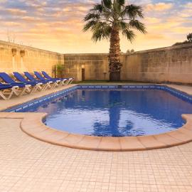 Centre Island Holiday Home with private pool and hot tub, hótel í Kerċem