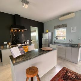 Beach & Mountain Retreat within a UNESCO Biosphere, hotel u gradu 'Rooiels'